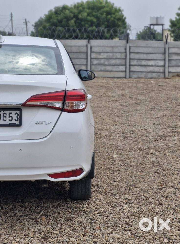 Toyota Yaris V Cvt, 2018, Petrol