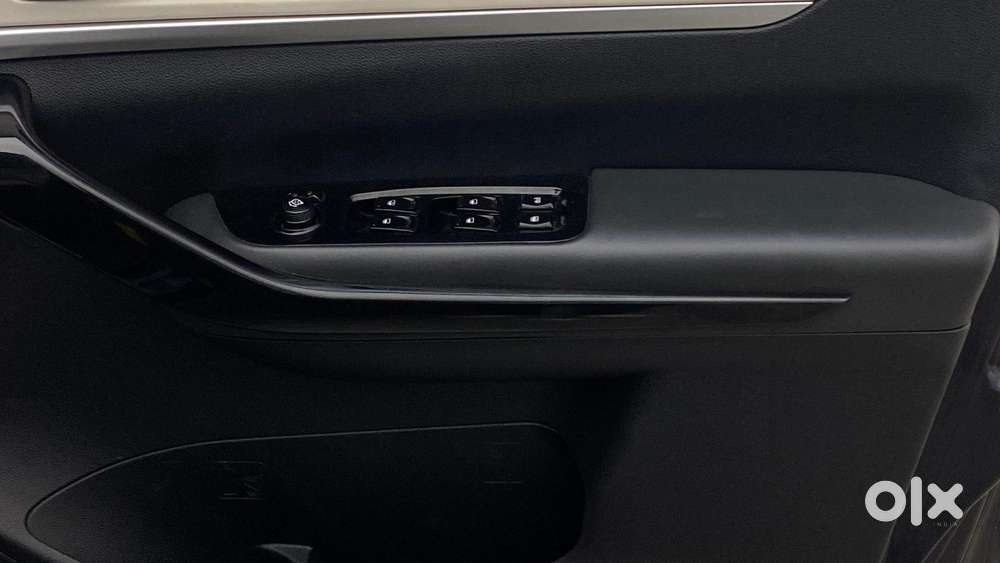 Mahindra Xuv700 2.0 Ax 7 Petrol At Str, 2022, Petrol