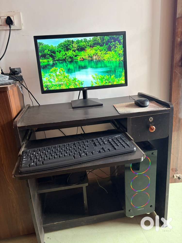 Gaming PC with 22 Inch Full HD monitor And 2 speakers