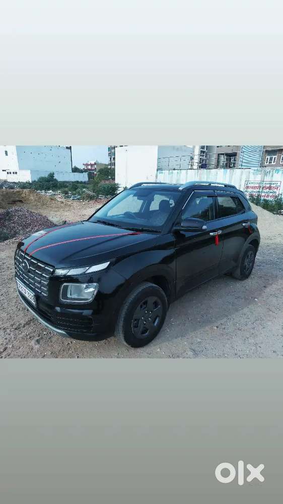 Hyundai Venue Knight 2025 Petrol Manual - 23000 Km