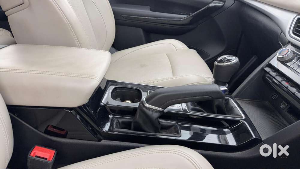 Mahindra Xuv700 Ax 5 Petrol Mt 7 Str (e), 2023, Petrol