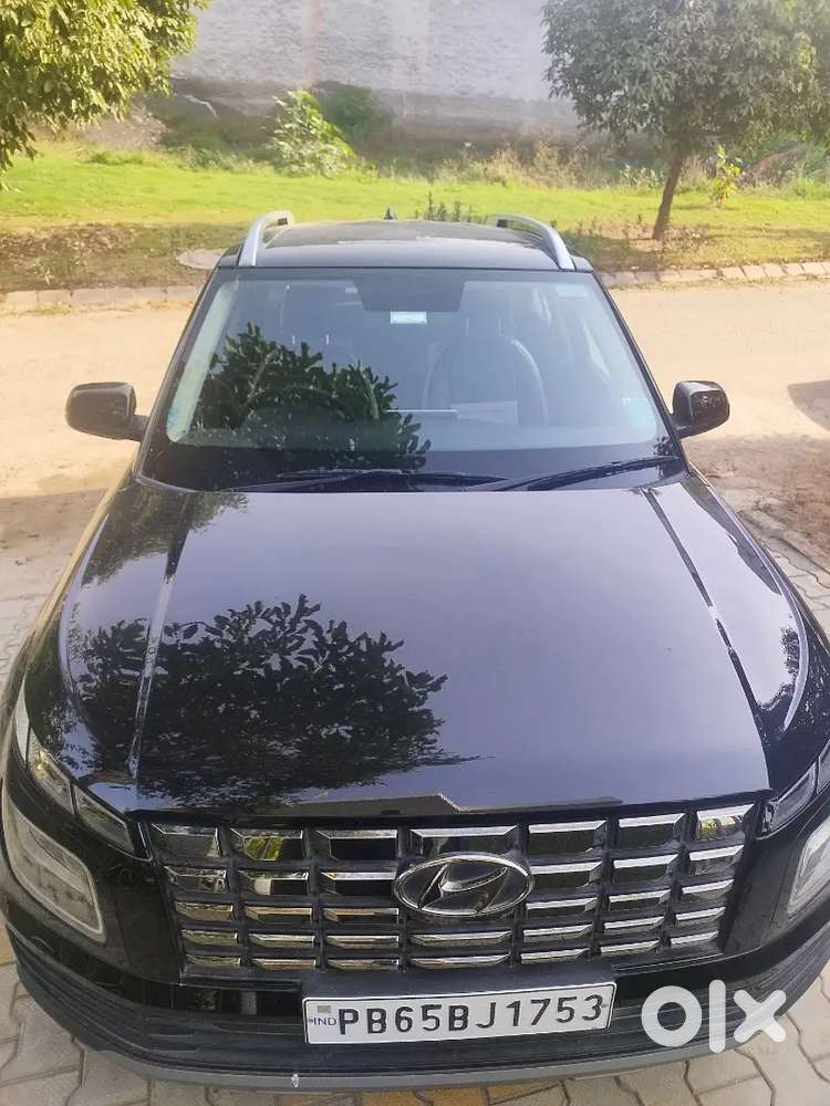 Hyundai Venue 2024 (october )petrol 15000 Km. Fixed Price.