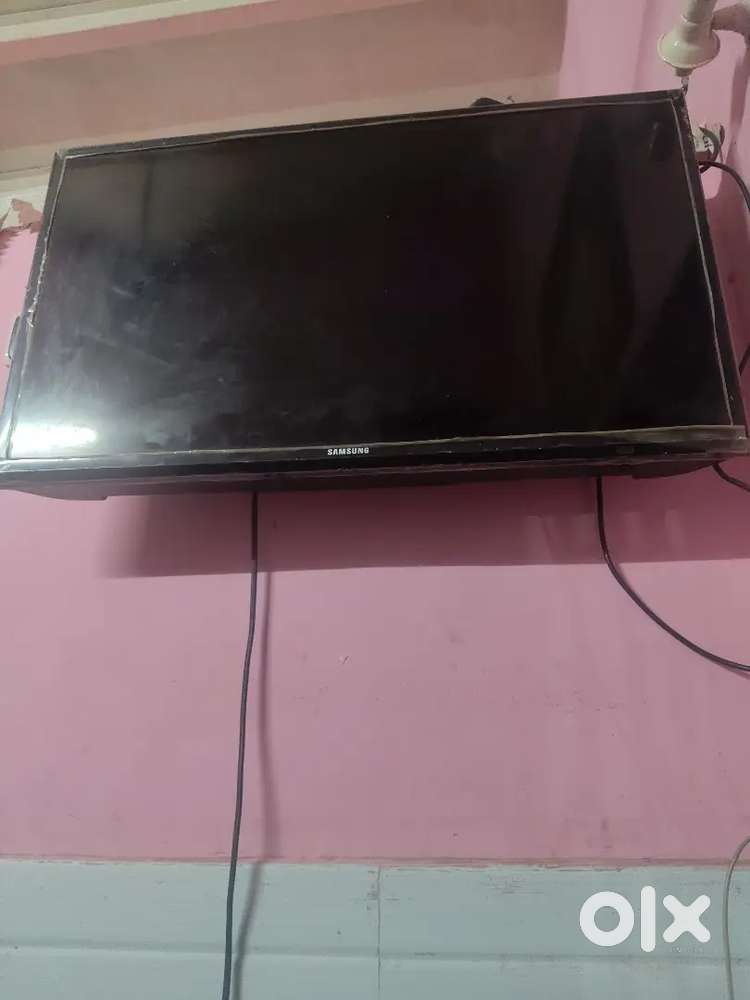 Zada purani nhi h 32inc ki samsung tv