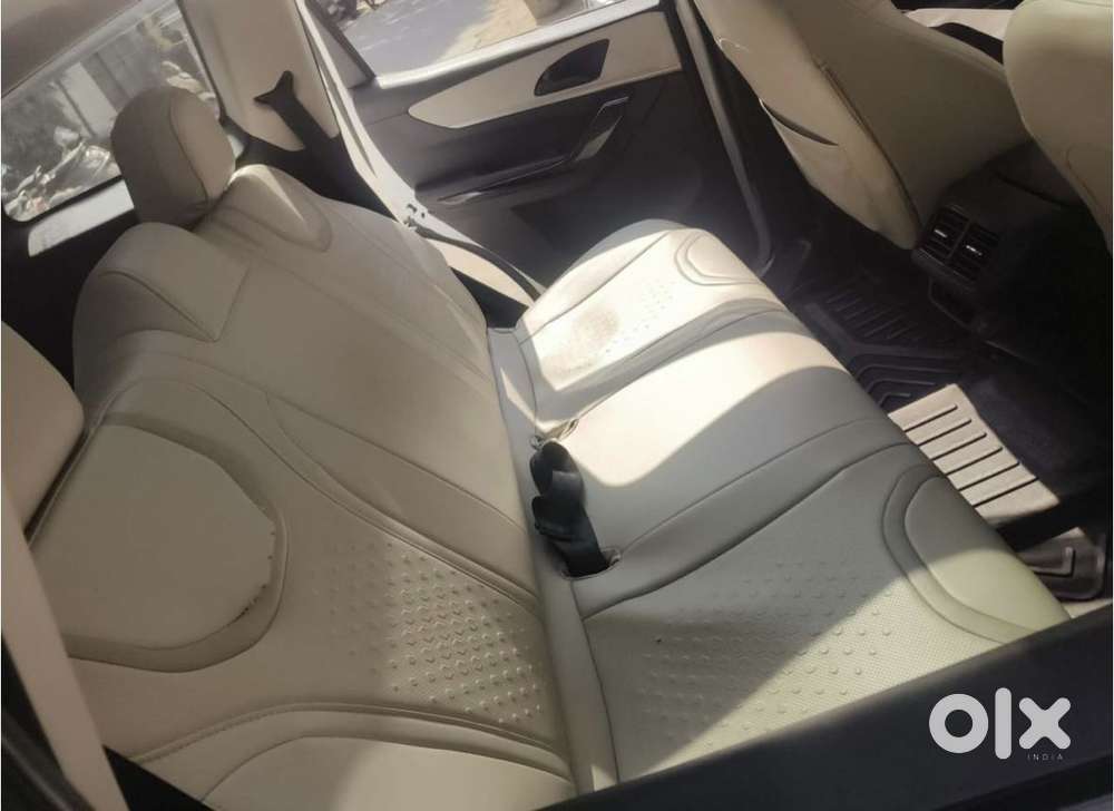 Mahindra Xuv700 2.0 Ax 5 Petrol Mt Str, 2024, Petrol