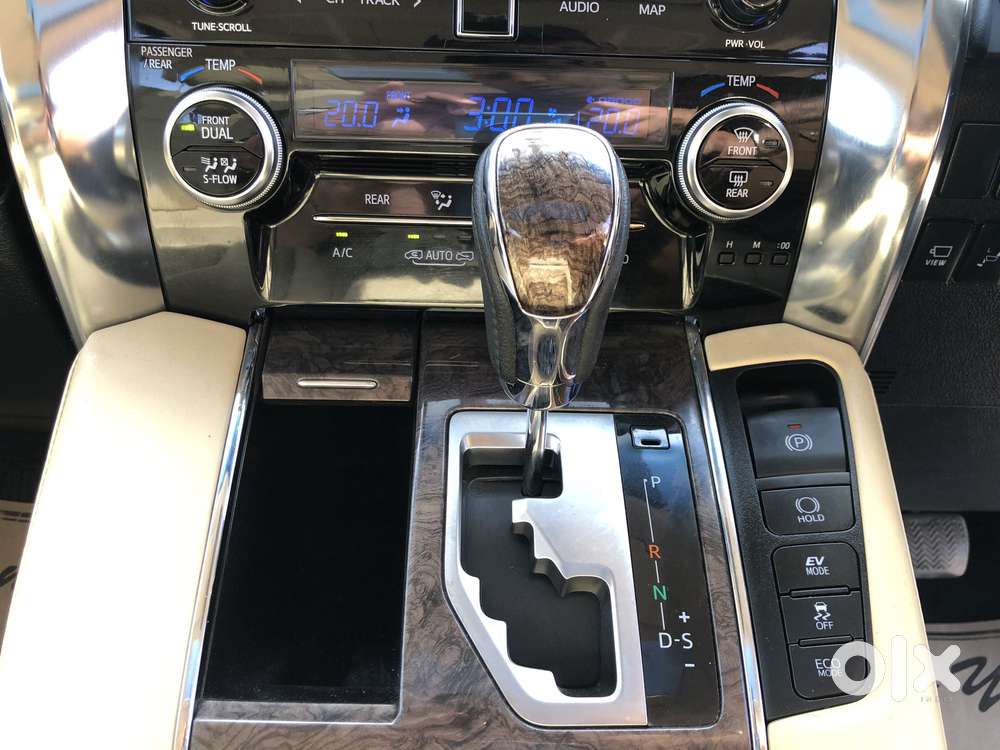 Toyota Vellfire 2.5 Executive Lounge, 2023, Cng & Hybrids