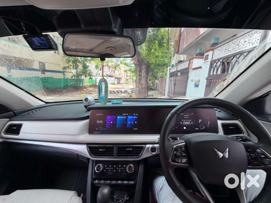 Mahindra Xuv700 2.0 Ax 7 Petrol At Str, 2025, Petrol