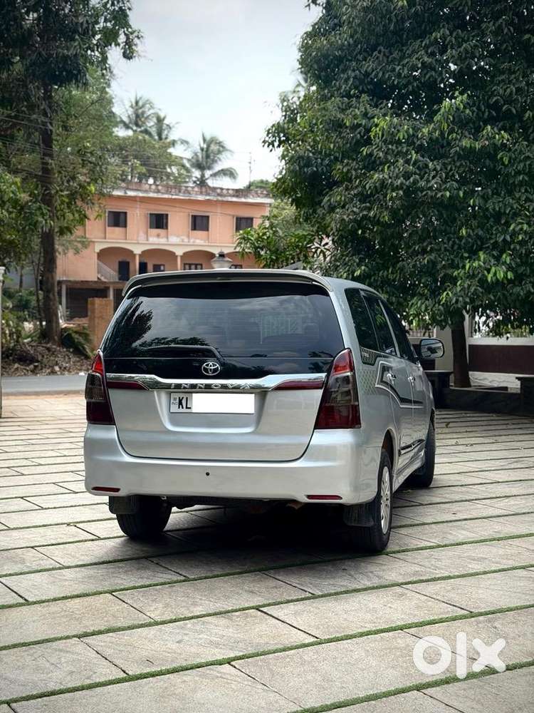 Toyota Innova 2010 8 Seater