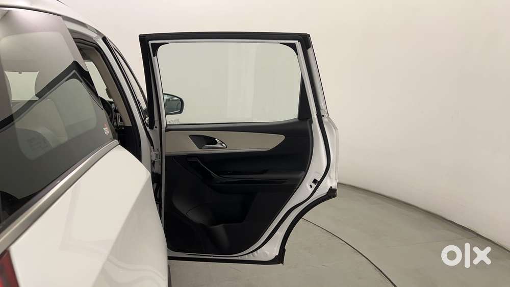 Mahindra Xuv700 2.2 Ax 7 Diesel At Luxury Pack Str, 2022, Diesel