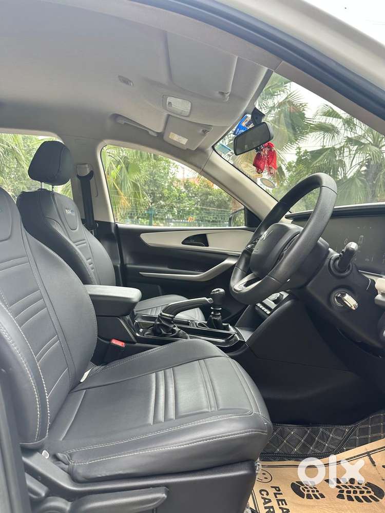 Mahindra Xuv700 Ax 3 Petrol Mt 5 Str (e), 2022, Petrol
