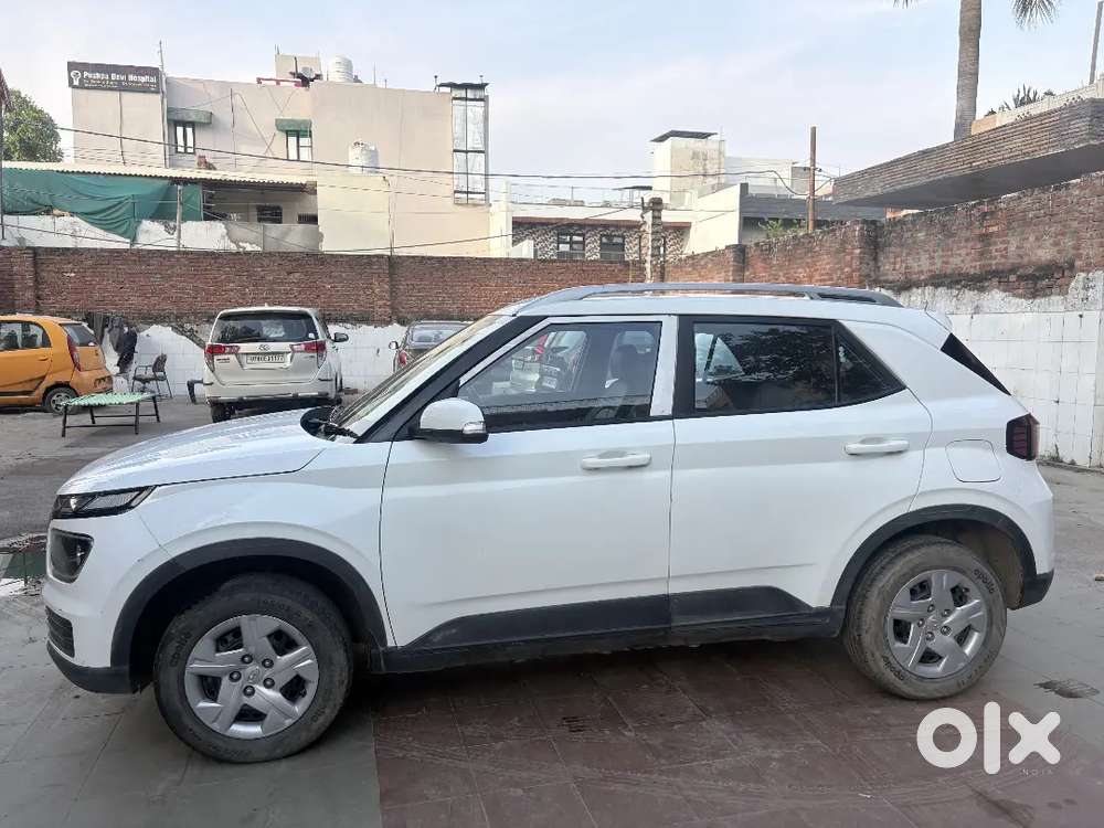 Hyundai Venue 2022 Petrol 22000 Km Driven