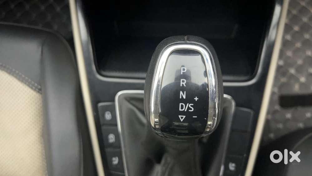 Skoda Slavia Style 1.0l Tsi At, 2023, Petrol