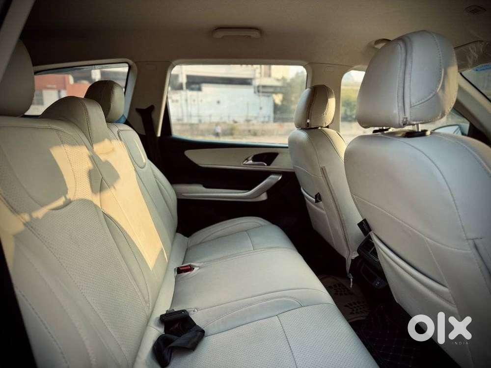 Mahindra Xuv700 2.0 Mx Petrol Mt 5 Str, 2024, Petrol