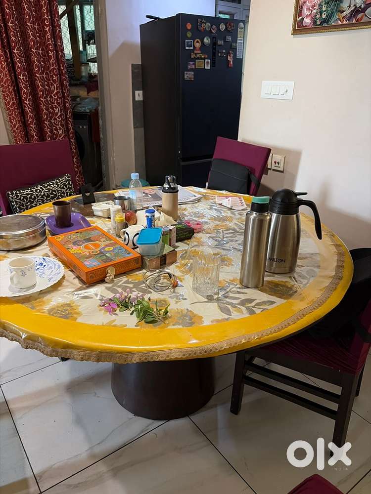 5 seater round Dining table