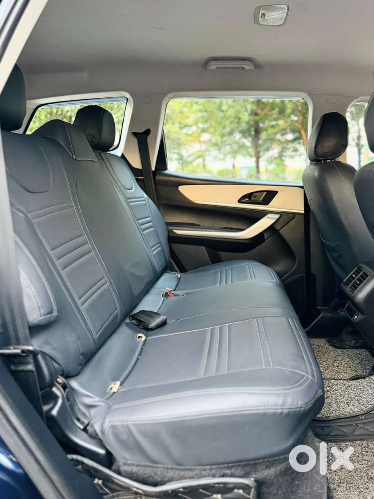 Mahindra Xuv700 2.0 Mx Petrol Mt 5 Str, 2022, Petrol