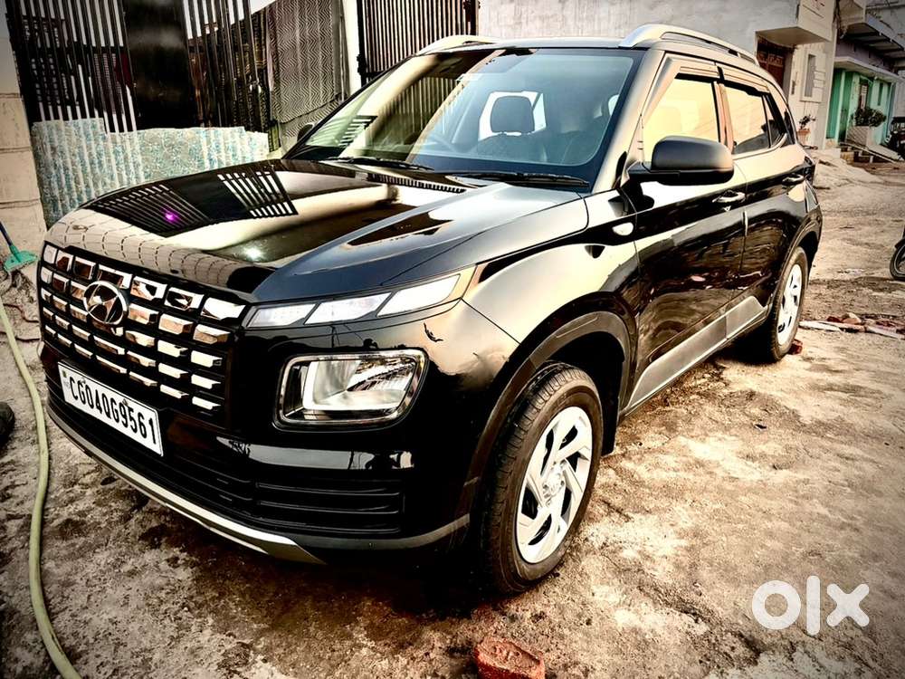 Hyundai Venue 2025 Petrol 11000 Km Driven