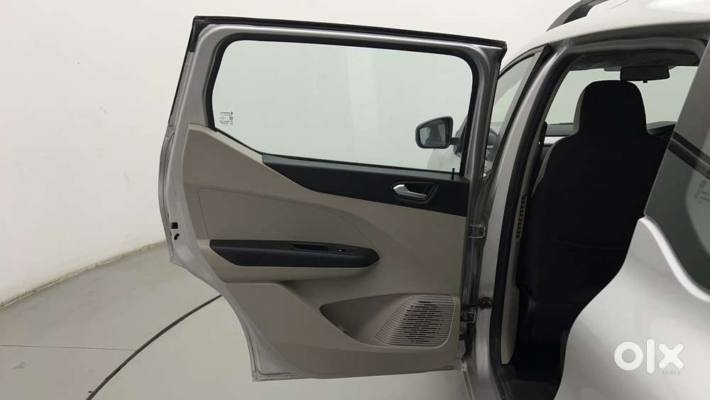 Renault Triber Rxz, 2023, Petrol