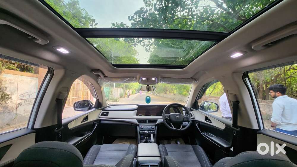 Mahindra Xuv700 2.0 Ax 5 Petrol Mt 7 Str, 2022, Petrol