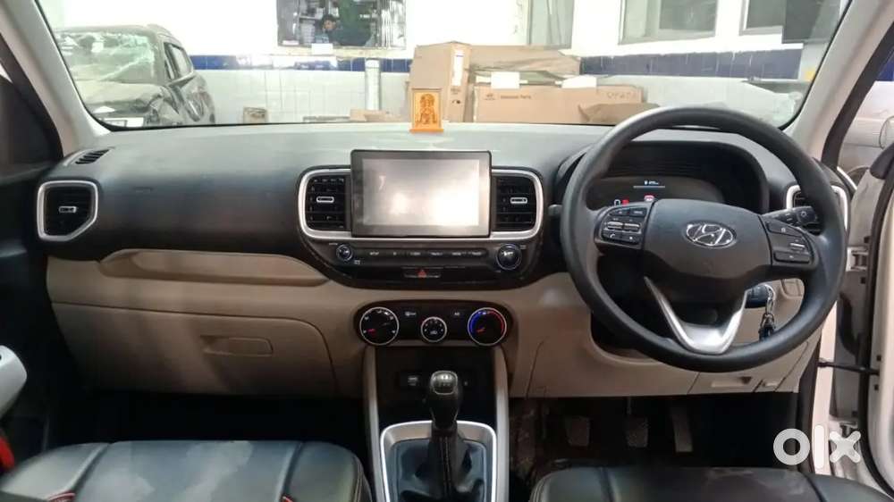 Hyundai Venue 2025 Petrol 5500 Km Driven