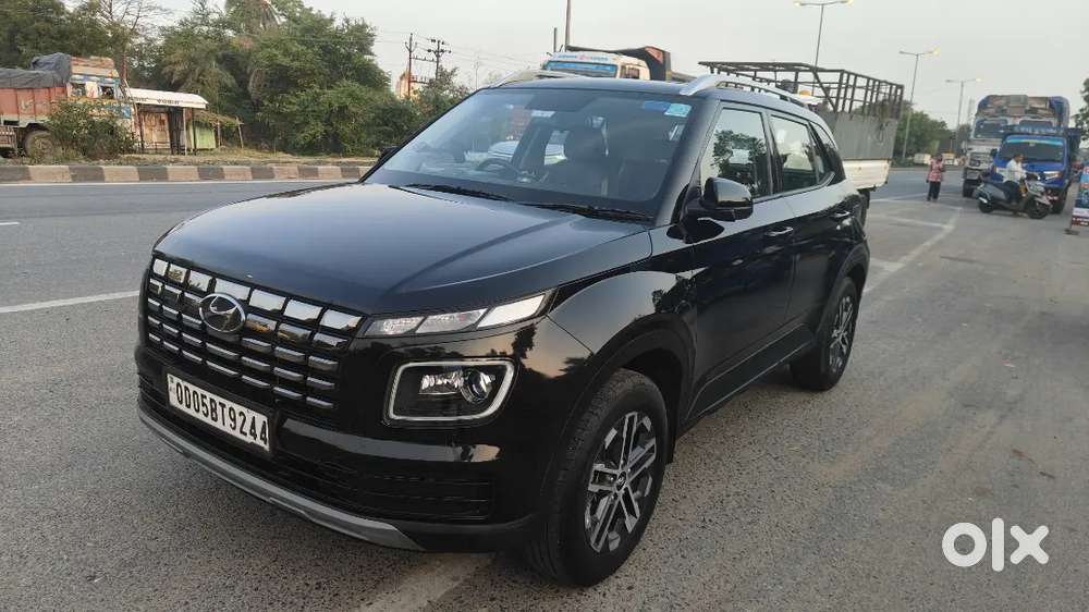 Hyundai Venue 2024 Petrol Well Maintained