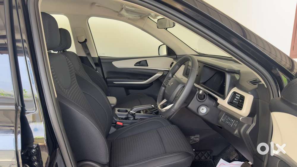 Mahindra Xuv 700 Manual Petrol 2025