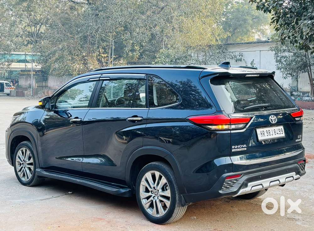 Toyota Innova Hycross