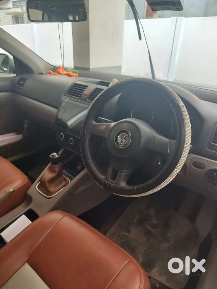 Volkswagen JETTA
2011
1.6 ltr 
Petrol
Manual
2nd owner
BraNd new tyres