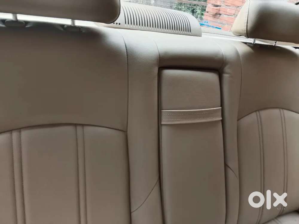 लक्जरी कार लोग  रुक रुक के मुड़ मुड़ 
के न देखे तो पैसे वापिस