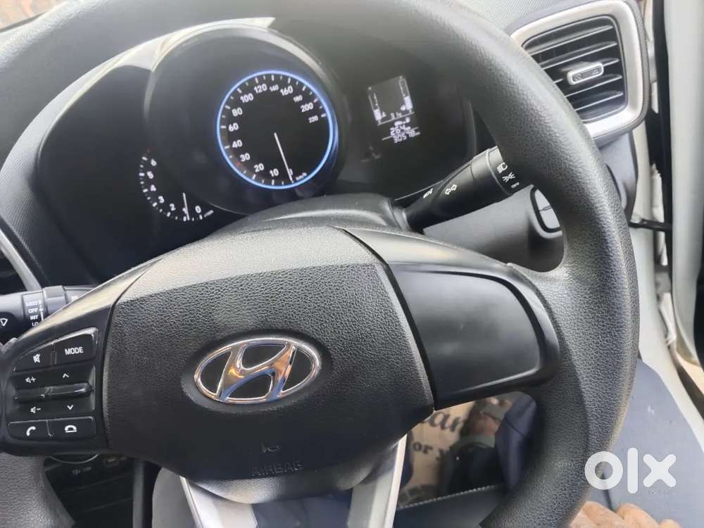 Hyundai Venue 2022 Petrol 30500 Km Driven