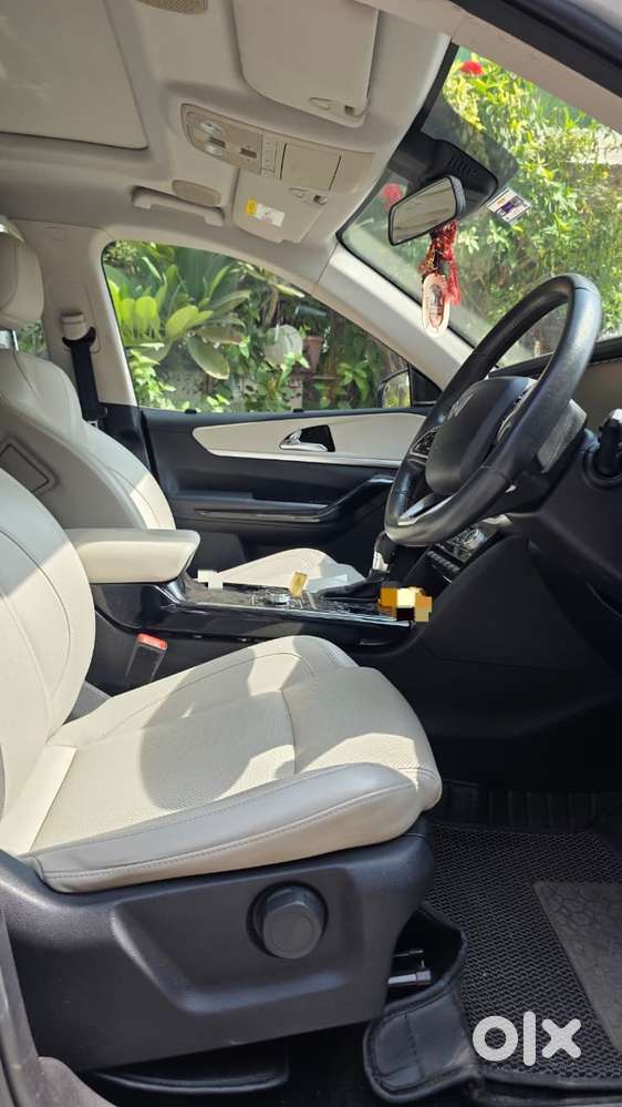 Mahindra Xuv700 2.0 Ax 7 Petrol At Str, 2022, Petrol