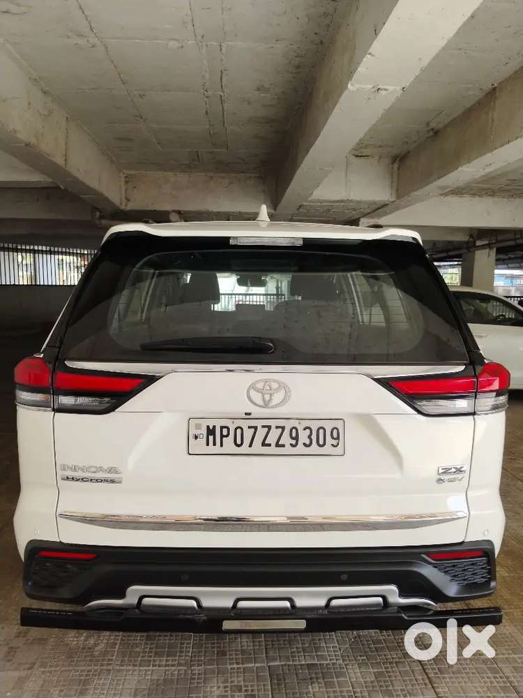 Toyota Innova Hycross 2025 Petrol+ev 6000 Km Driven
