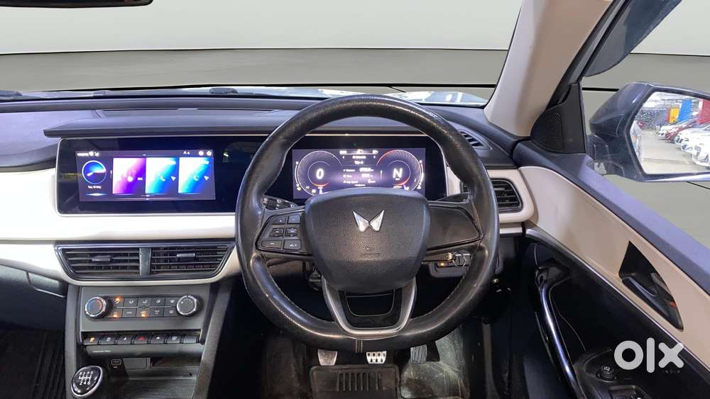 Mahindra Xuv700 2.0 Ax 5 Petrol Mt 7 Str, 2022, Petrol