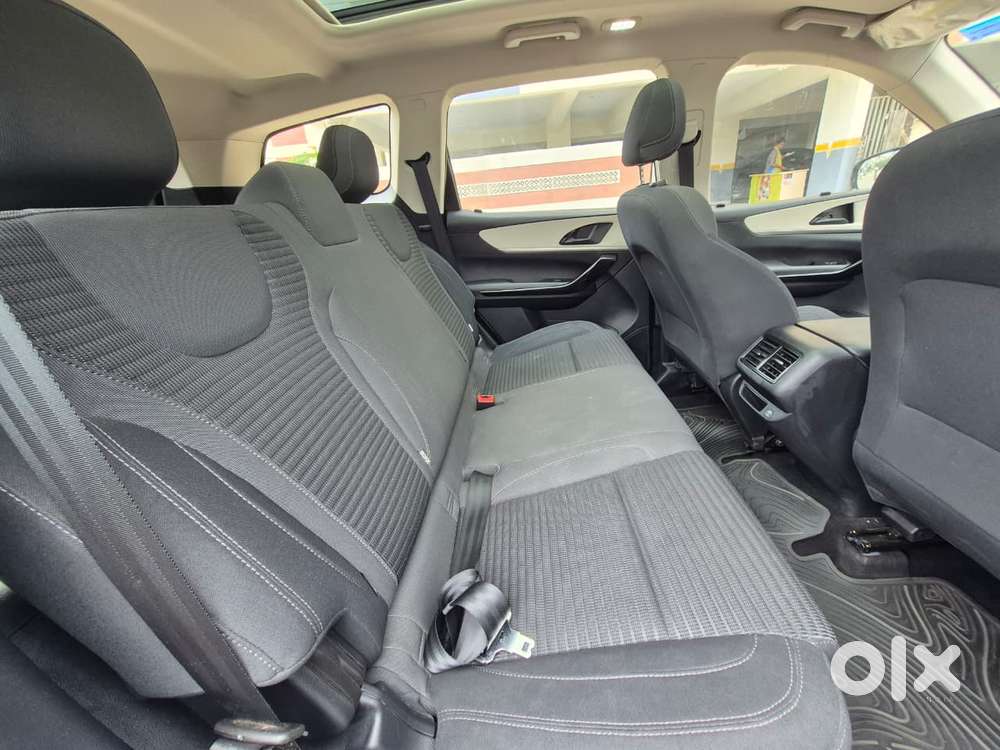 Mahindra Xuv700 Ax 5 Petrol Mt Str (e), 2022, Petrol