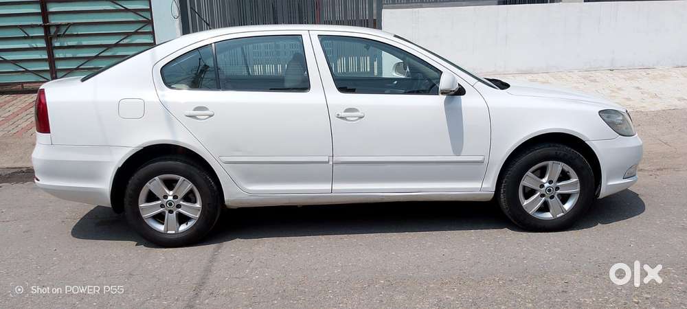 Skoda Laura Ambiente 2.0 Tdi Cr Manual, 2011, Diesel