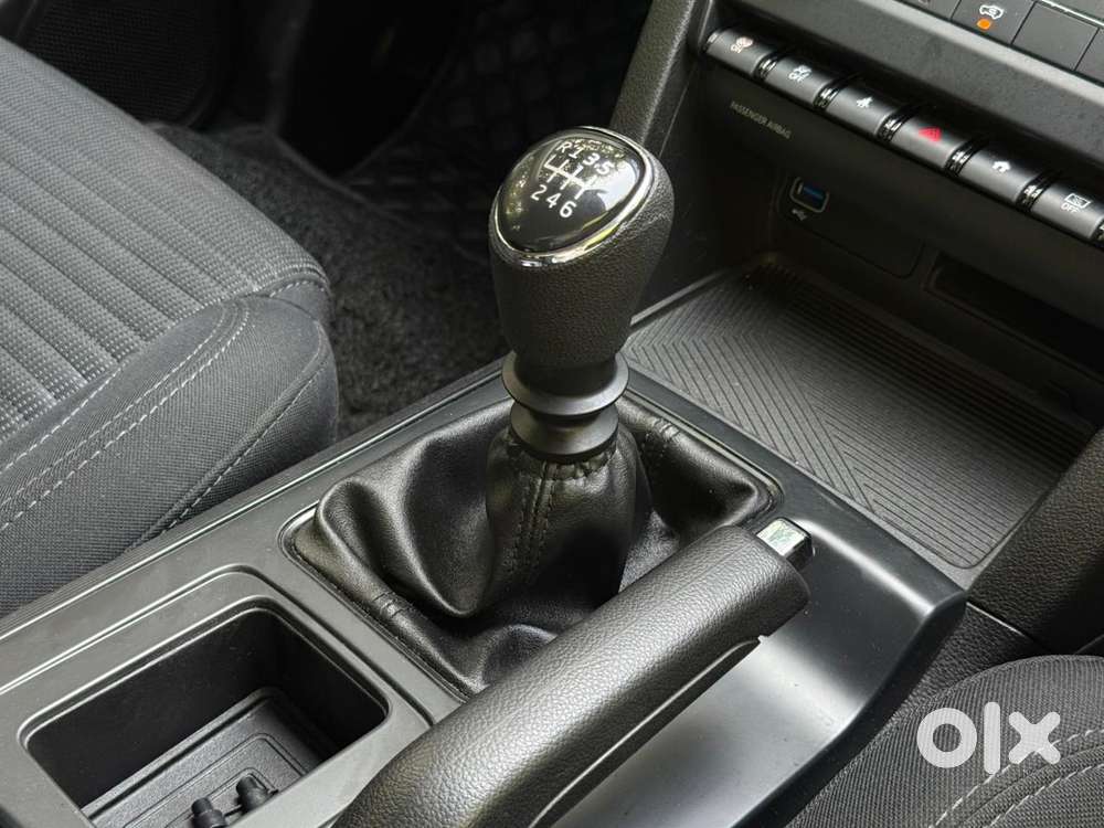Mahindra Xuv700 Mx Petrol Mt 5 Str (e), 2024, Petrol