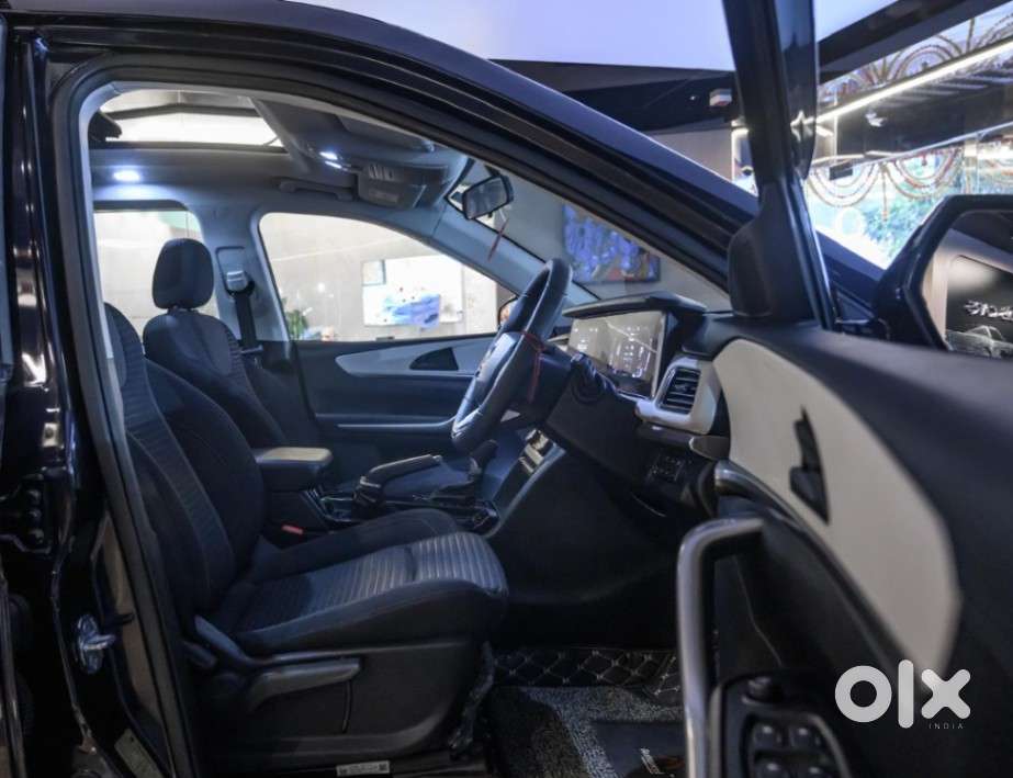 Mahindra Xuv700 Ax5 Petrol Automatic 7-seater, 2025, Petrol