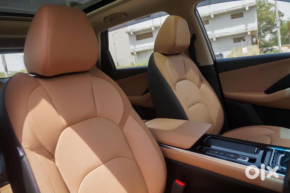 Mg Hector Plus Sharp Pro 1.5 Turbo Petrol Cvt 6 Str Dual Tone, 2026,..