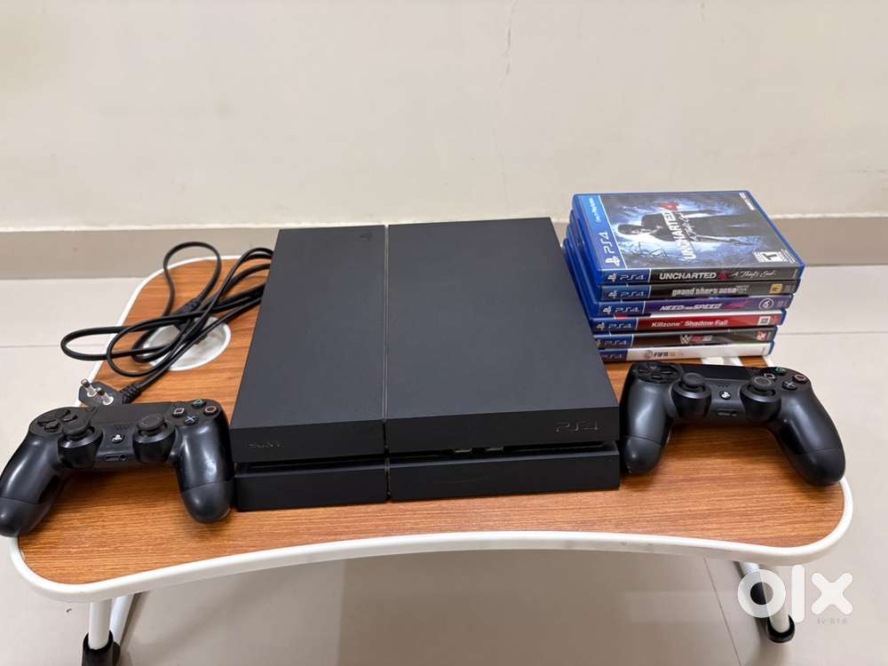 Sony PS4 500GB + 2 Original Controllers + 6 Games