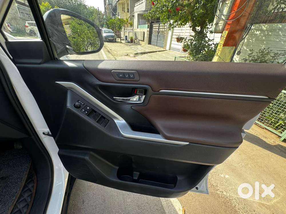 Toyota Innova Hycross 2.0 Zx (o) Hybrid 7 Str, 2025, Petrol