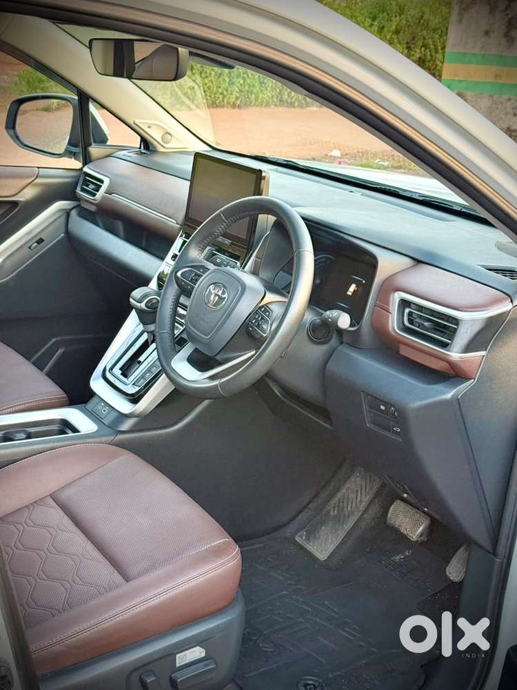 Toyota Innova Hycross 2.0 Zx (o) Hybrid 7 Str, 2025, Petrol