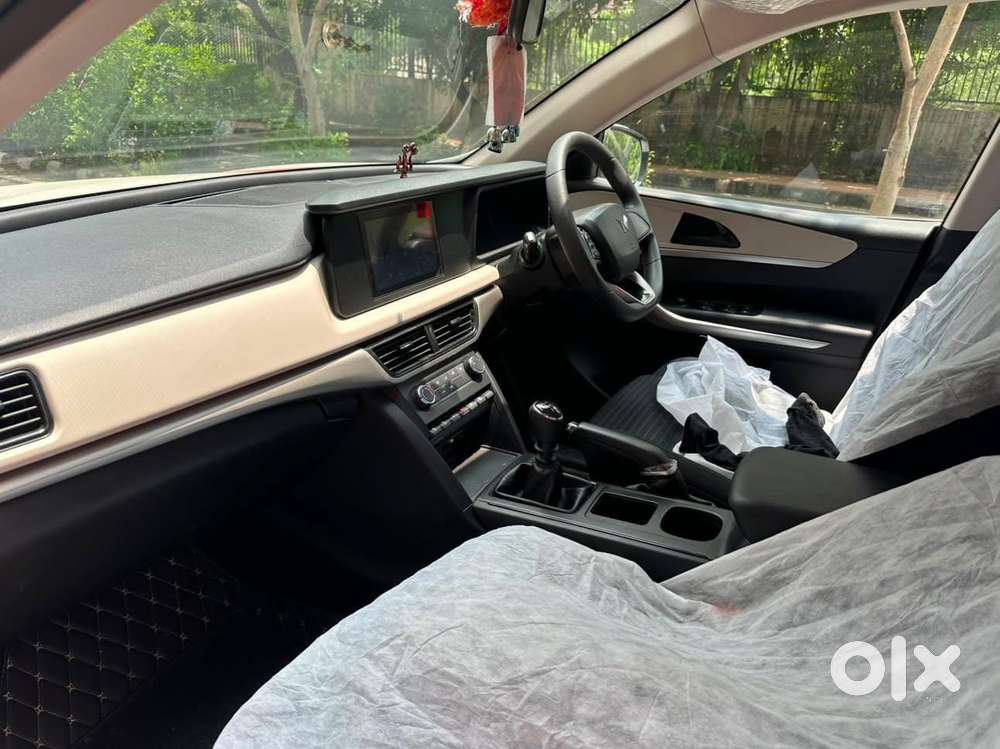 Mahindra Xuv700 2.0 Mx Petrol Mt 5 Str, 2022, Petrol