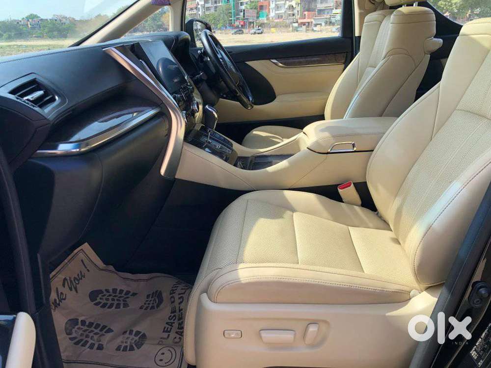 Toyota Vellfire 2.5 Executive Lounge, 2023, Cng & Hybrids