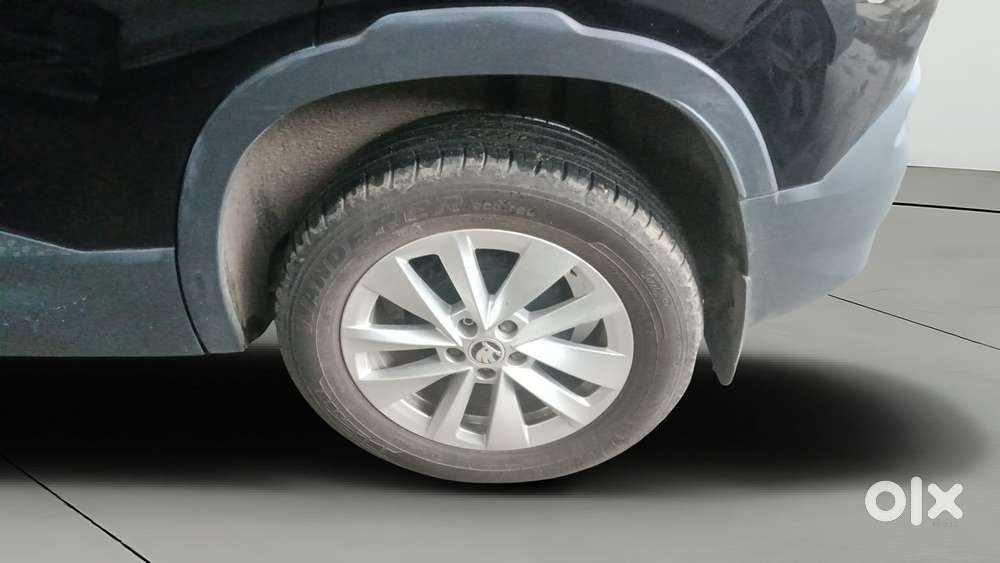 Skoda Kylaq Signature, 2025, Petrol