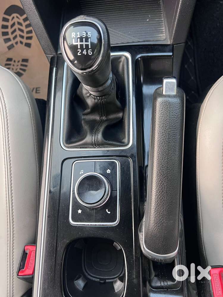 Mahindra Xuv700 2.0 Ax 7 Petrol Mt Str, 2023, Petrol