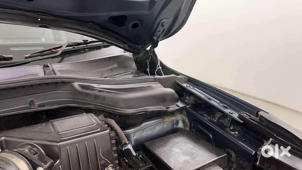 Mahindra Xuv300 1.2 W8 (o) Amt Petrol, 2023, Petrol