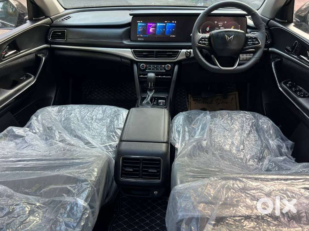 Mahindra Xuv700 2.0 Ax 7 Petrol At Luxury Pack Str, 2025, Petrol
