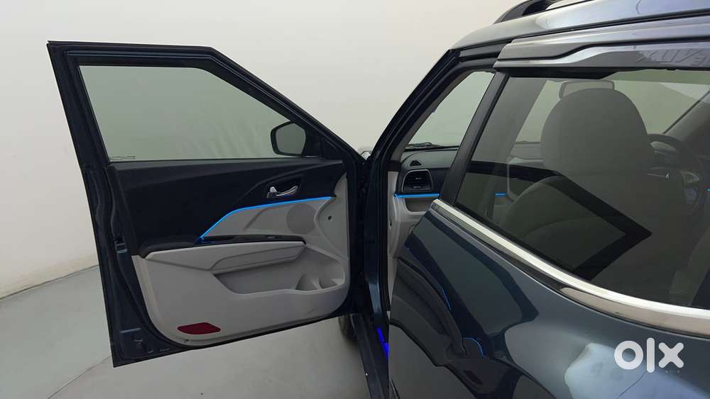 Mahindra Xuv300 1.2 W8 (o) Amt Petrol, 2022, Petrol