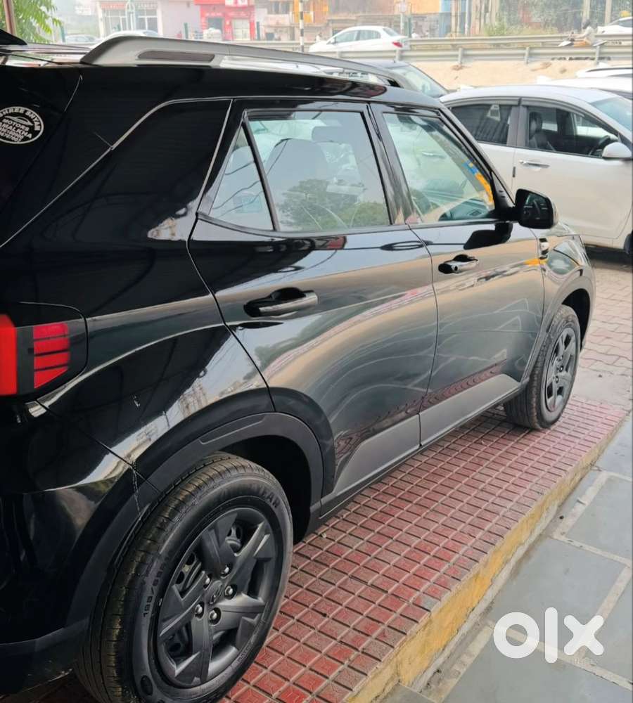 Hyundai Venue 2024 Petrol Well Maintained