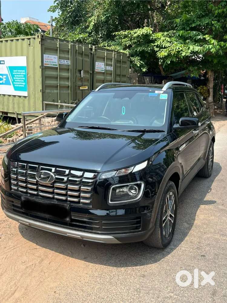 Hyundai Venue 2024 Petrol Well Maintained
