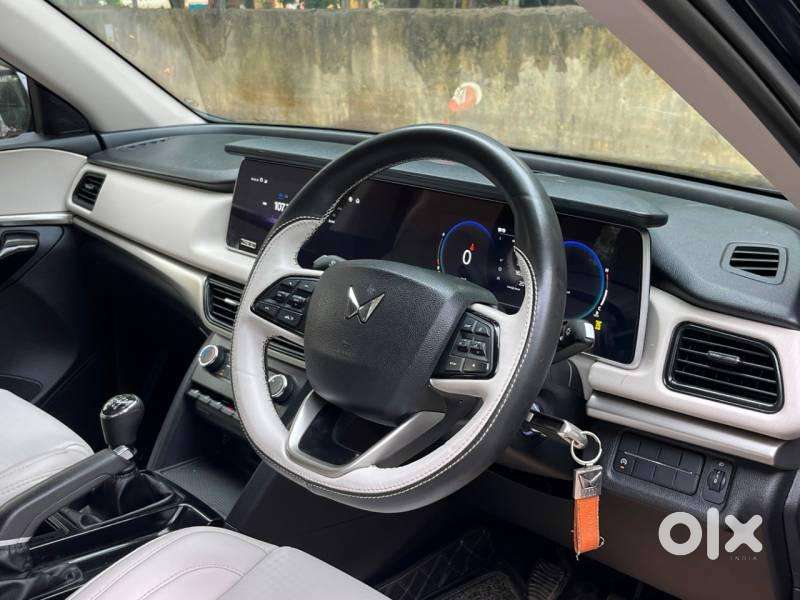 Mahindra Xuv700 2.0 Ax 5 Petrol Mt 7 Str, 2024, Petrol