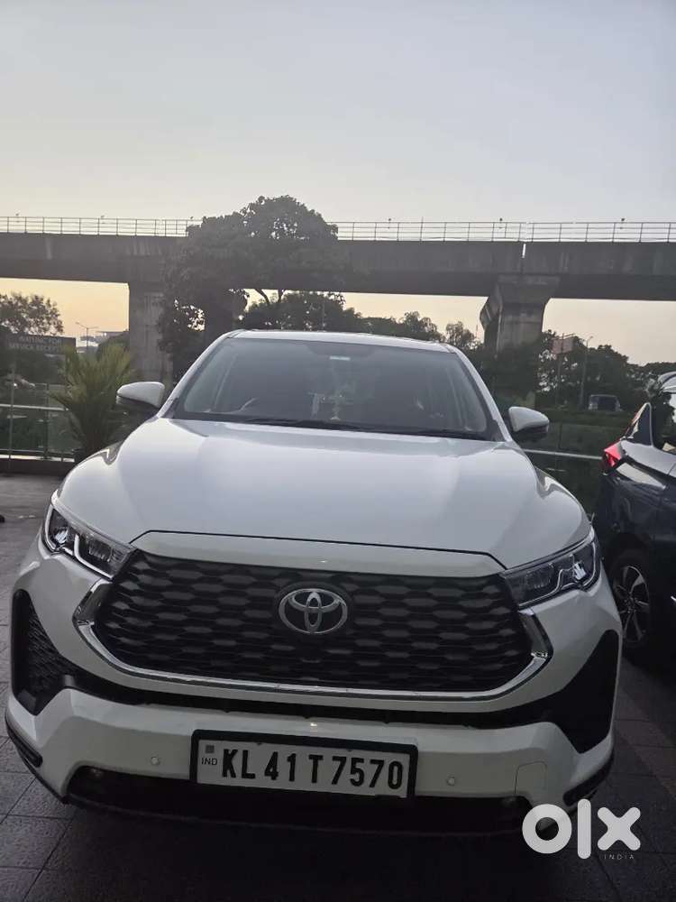 Toyota Innova Hycross